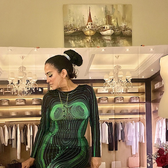 That dress. 🛸🔭🪐☄️👽🛸💚 - Picture 6 of 6